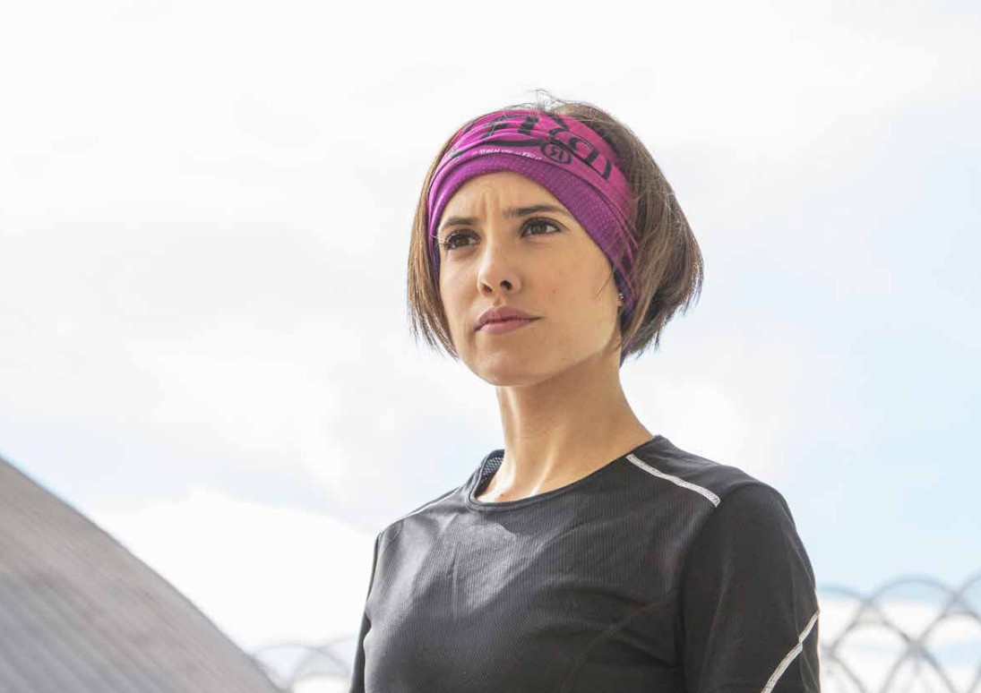 Corredora con una cinta RunnerForyou, imagen del dossier de la marca